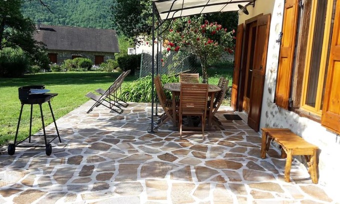 Saurat Maison | Grange en pierres. Grand jardin et belle vue