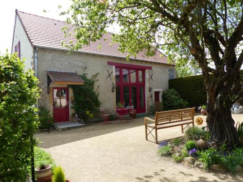 Deneuille-les-Mines Maison | Grange rénovée avec jardin arboré, idéale pour séjours en famille ou entre amis, à Deneuille-les-Mines - FR-1-489-408