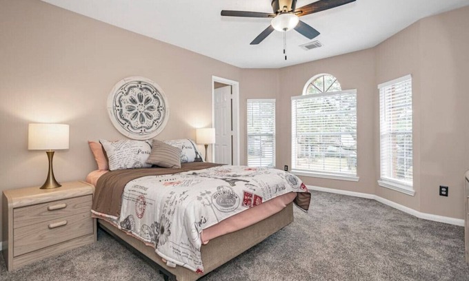 Klein Maison | Granite Gorge · Spacious 4-bed 2.5 bath home with large backyard