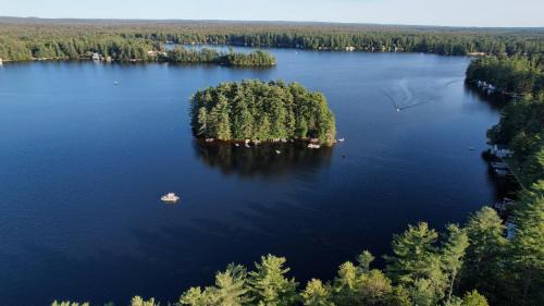 Brantingham Maison | Grant Island Waterfront Cottage Brantingham Lk - HotTub, Pontoon Boat, Pets