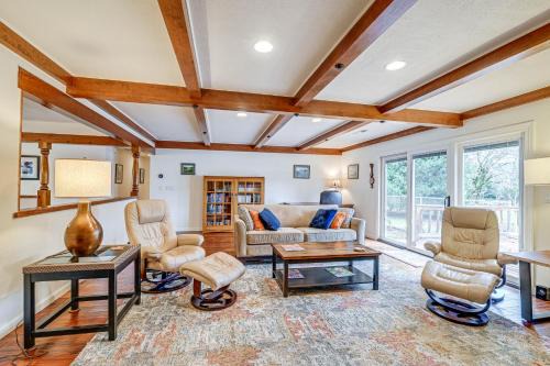 Grants Pass Maison | Grants Pass Vacation Rental Home Deck and Views!