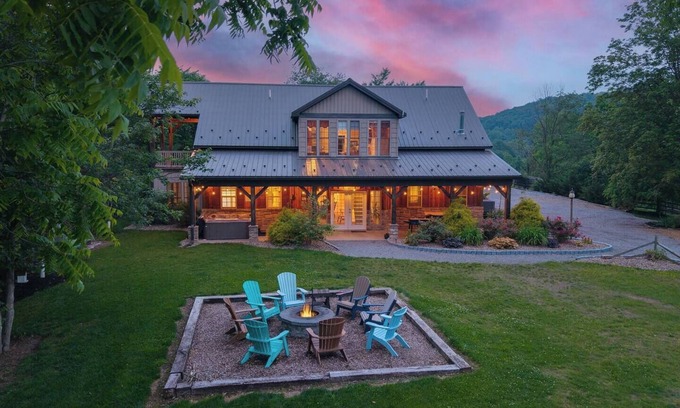 Walker Lake Cabine | Upscale Cabin on 20 acres, Hot Tub, Game Room.