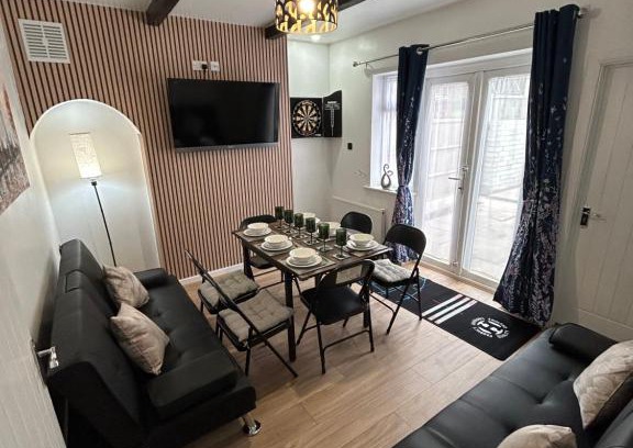Erdington Maison | Gravelly House M6 J6 Star City HS2 NEC Airport - A Spacious Best-in-Class 6 Bedroom House in Birmingham Perfect for Large Groups, Corporate & Contractors and for Long Term Stays