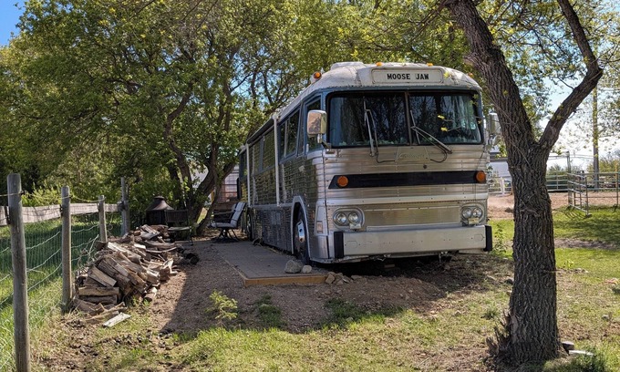 West Central Saskatchewan Maison | Grayhound RV bus at Vicki's EAL and Photography. Equine assistant learning.
