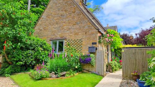 Cutsdean Maison | Graziers Cottage - character Cotswold cottage with inglenook, parking and pub nearby