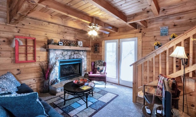 Pine Mountain Cabine | La cabine de T & J au Mountain Top Inn & Resort offre une sensation de montagne chaleureuse et confortable.