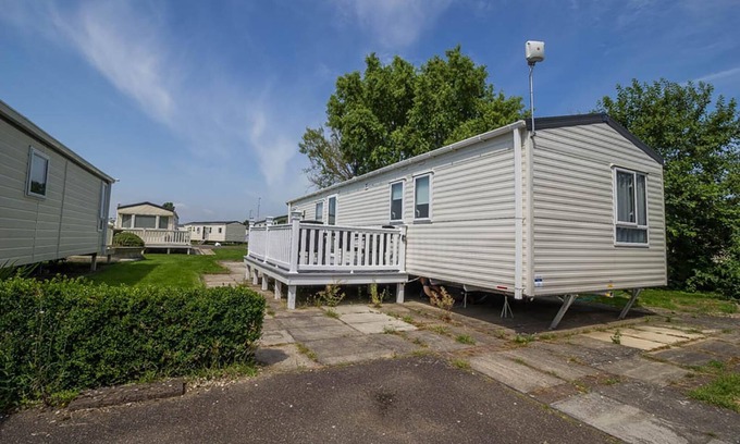 Skegness Maison | Great caravan with decking Southview Holiday Park in Skegness ref 33002V