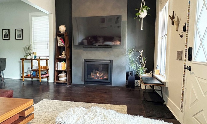 Lincoln Park Maison | Great city location: entire house