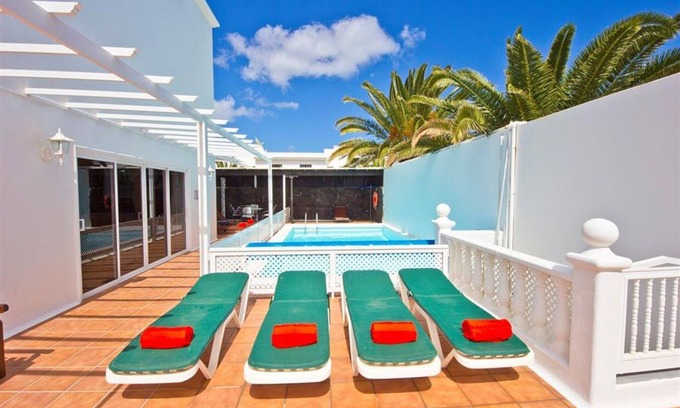 Costa Teguise Villa | Great Costa Teguise Home | Villa Luz De La Fragata | 4 bedrooms | Private Pool | Central Location
