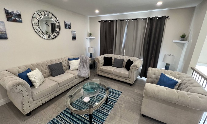 Kitchener Maison | Great cottage for Family and Friends with hot tub in Prime location