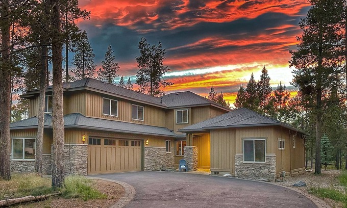 Sunriver Maison | Relax in Luxury: 5 On Suites, Chef's Kitchen, Bikes, Hot Tub, NO Resort Fees