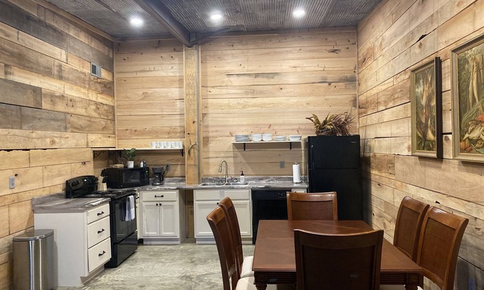Sardis Appartement | Great fishing at Sardis Lake and U of M ballgame ready!