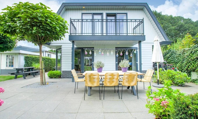 Kaatsheuvel Maison | Great holiday home with whirlpool bath