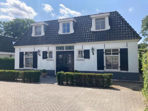 Kaatsheuvel Maison | Great holiday home with a heated pool