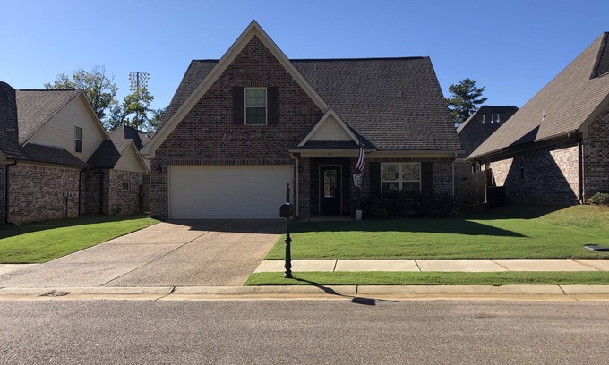 Starkville Maison | Great home just a mile from campus! Perfect for football and baseball weekends!