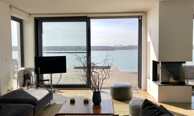 Lobnitz Maison | Maison de vacances spacieuse avec une plage privée, une cheminée à foyer ouvert et un sauna directement sur le lac