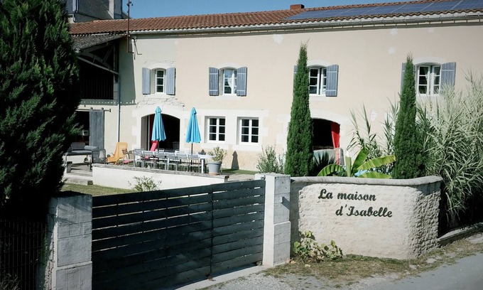 Voissay Maison | GRANDE MAISON CHARENTAISE AU CALME, PISCINE, 35 MIN DE LA MER