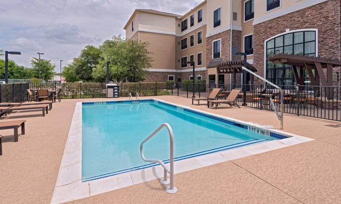 McNeil Appartement | Super endroit! Studio climatisé avec accès à la piscine extérieure, petit-déjeuner gratuit et plus encore!