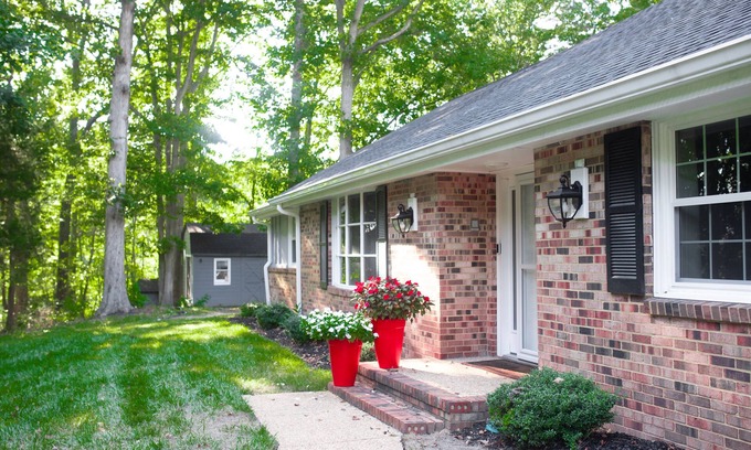 Central Newport News Maison | Great location, country living in the city. Close distance to Williamsburg