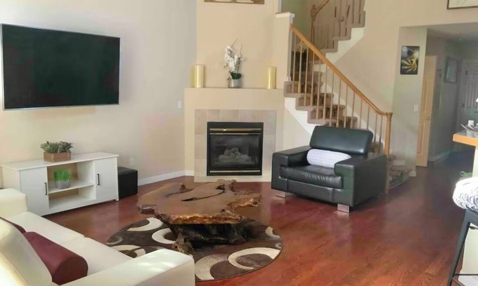 Aurora Maison | Great location for your Aurora visit