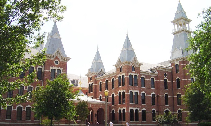Austin Ave. Maison | Great location in Knights Inn Franklin Ave Waco, Parking