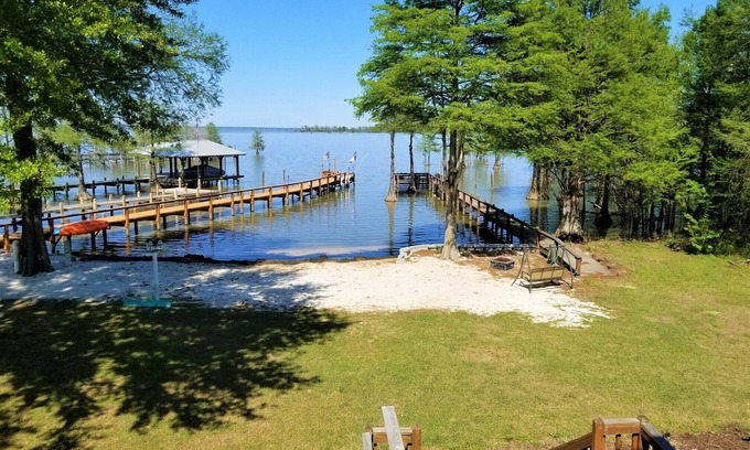 Eutawville Maison | Great Location on Southern shoreline of Lake Marion