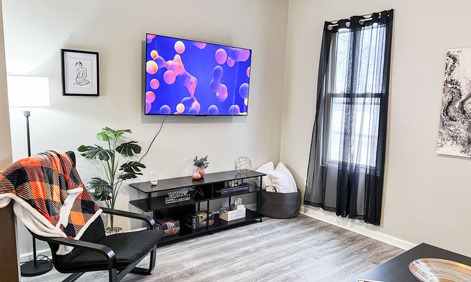 Ross Township Appartement | Great PITT Location - 2BR w/Fast Wifi + Free Parking!