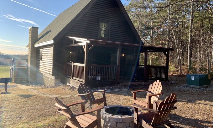 Spencer Cabine | Great rates for a 2B/2B cabin by Fall Creek Falls! Book your summer vacay now!