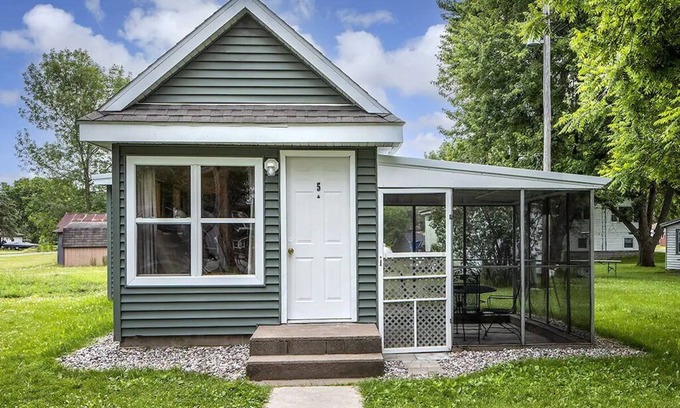 Buffalo City Cabine | Great River Road Cabin on the Mississippi Backwaters Turtle Cabin