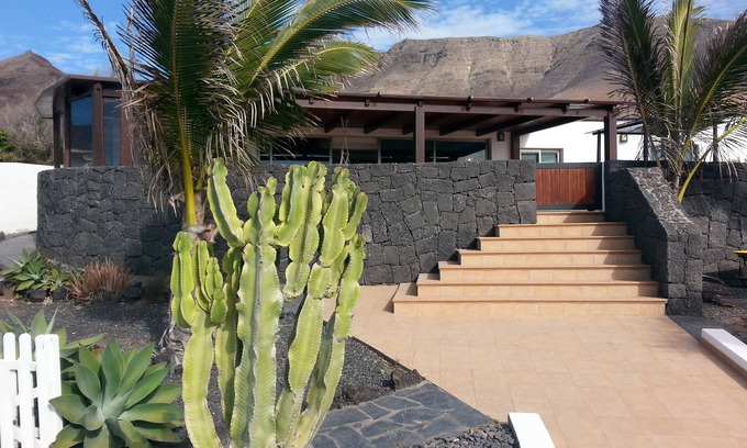 Urbanizacion Famara Villa | Villa moderne et spacieuse à Famara avec piscine privée et vue imprenable sur la mer