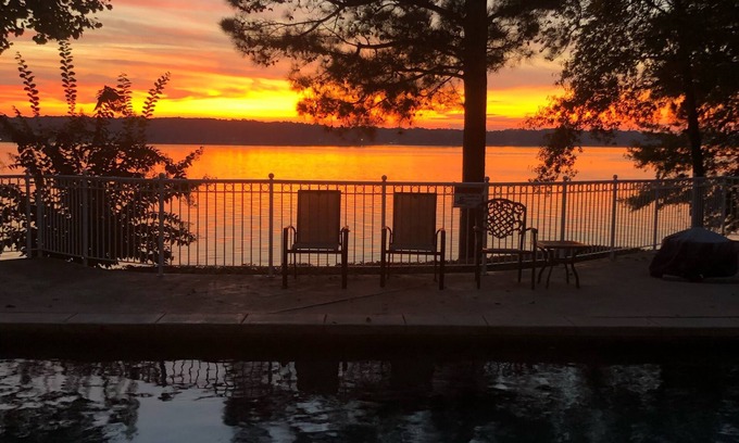 Reynolds Landing Maison | Noël parfait pour la famille élargie !! Lac paisible se sauver! 16 personnes!