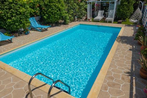 Pervolia Villa | Greek Island Style 2 bedroom Villa with Pool next to the Sea