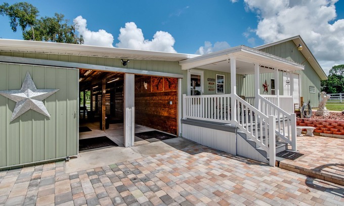 Citra Appartement | Green Acres Barn Apartment...sleeps 2 comfortably but will sleep 4.