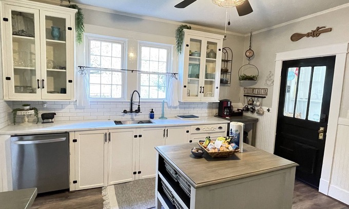 Aiken Maison | Green Acres - Putting Green, King Bed, Close to Downtown