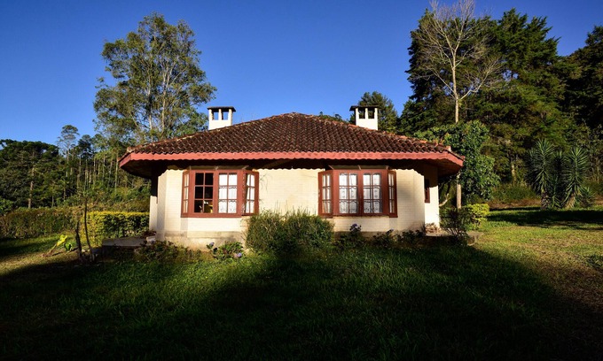 Centro Chalet De Ski | Green chalet with fireplaces, hydro, sauna on the banks of the Rio Preto in Visconde de Mauá