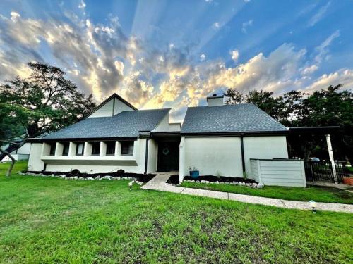 Lakeway Maison | Green House by Lake Travis