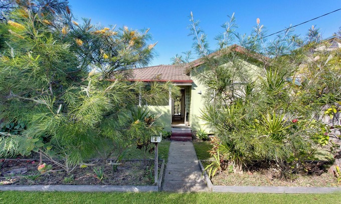North Haven Maison | Green Mango - beach cottage. Walk to beach, park and breakwater. Family friendly