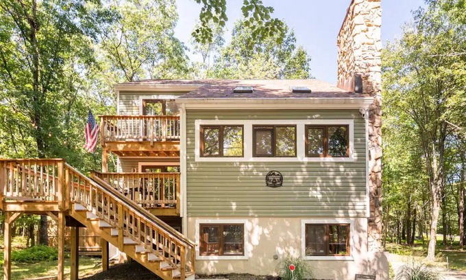 Mount Pocahontas Maison | Green Pearl Luxury Vacation - Hot Tub, Game Room, Fire Pit, AC, Shared Pool
