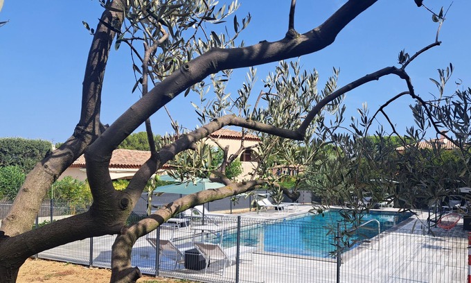 Le Brusc Maison | Ecrin de verdure mer & piscine