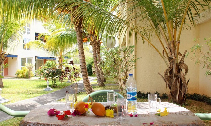 Midlands Appartement | cadre verdoyant, avec piscine et plage a cote.
