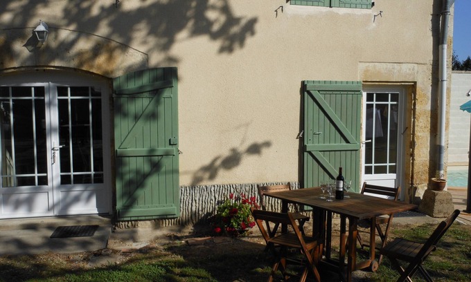 Castelnau-d'Auzan Cottage | Vert Volets Gite Dans SW France. Village Lieu. Piscine chauffée.