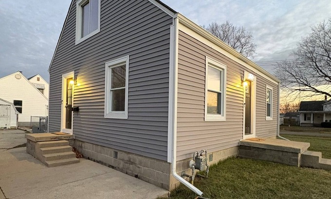 Mattoon Maison | Greenwave Cottage-Fully furnished 3 Bedroom home on the west edge of Mattoon