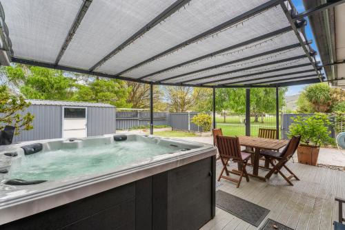 Lowburn Maison | Greenways Escape - Cromwell Holiday Home