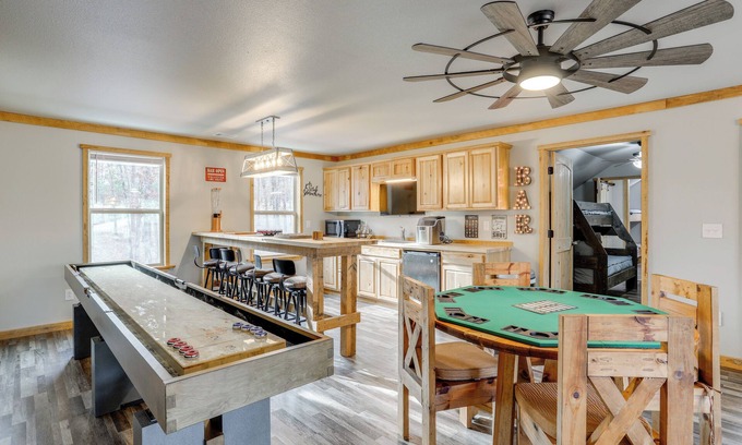 Drasco Maison | Greers Ferry Lake Access & Deck: Group Getaway!