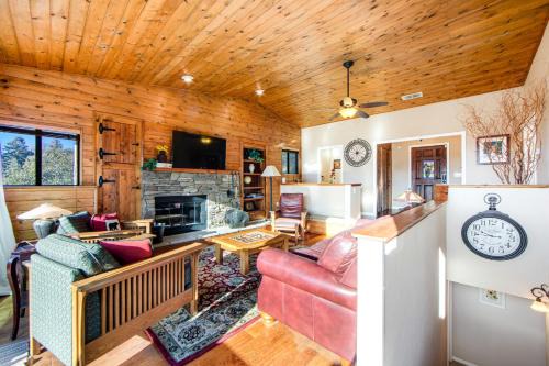 Crestline Maison | Gregory Getaway