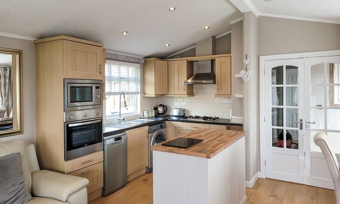 Carnforth Cabine | Gressingham 46 is extremely spacious, accommodating up to four guests in total comfort.