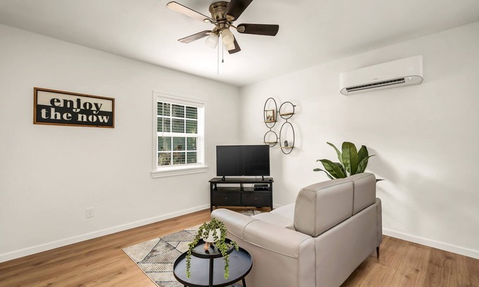 Fort Smith Copropriété | Gretel ; Private one bedroom duplex in desirable Fort Smith downtown Park Hill