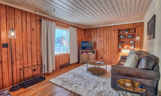 Newberry Maison | Griffin's Sleek Pine Hideaway