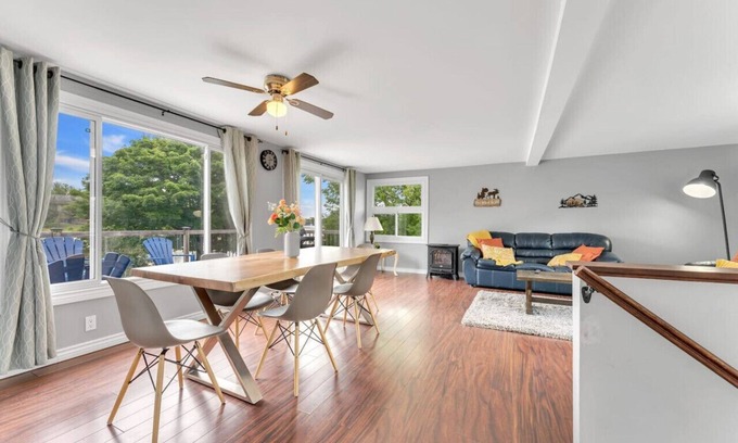 Kawartha Lakes Maison | Grill & Chill: 4BR Bayside Sunroom Oasis