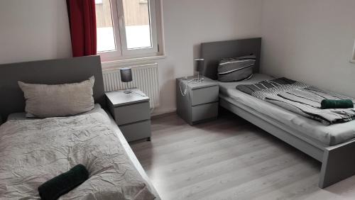 Veitshoechheim Appartement | Große Monteurwohnung bei Würzburg bis 10 Personen mit Parkplätzen und WLAN und Grill mit 5 Schlafzimmern